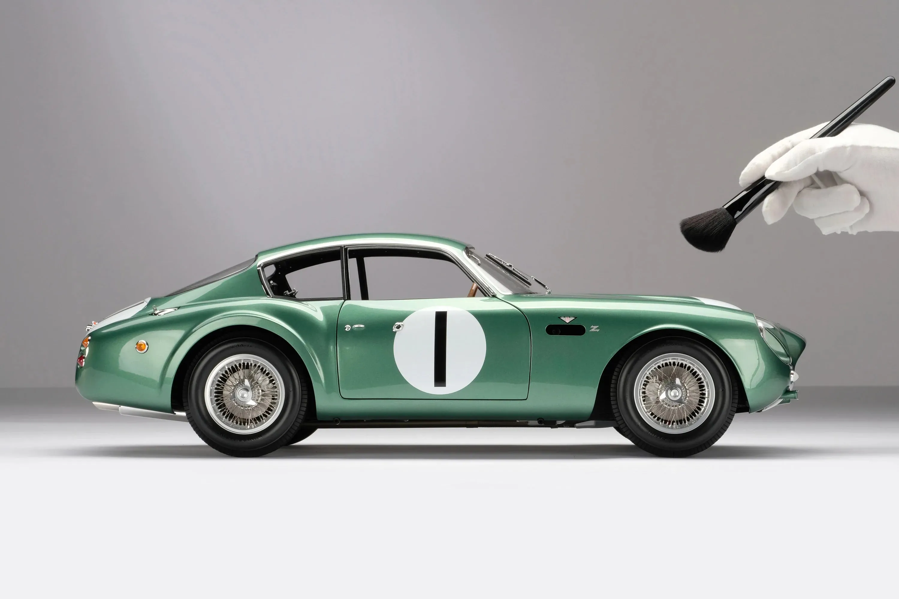 Amalgam Collection Aston Martin DB4 GT Zagato - 1961 Goodwood TT - Salvadori 1:8 Scale Model Car