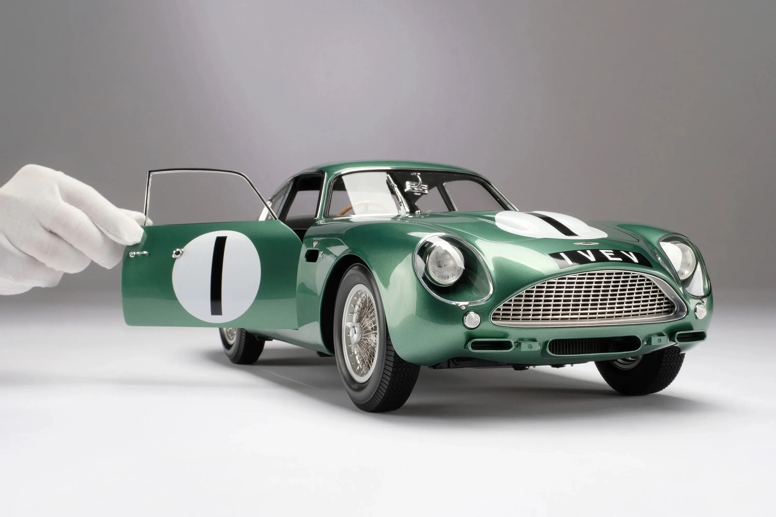 Amalgam Collection Aston Martin DB4 GT Zagato - 1961 Goodwood TT - Salvadori 1:8 Scale Model Car