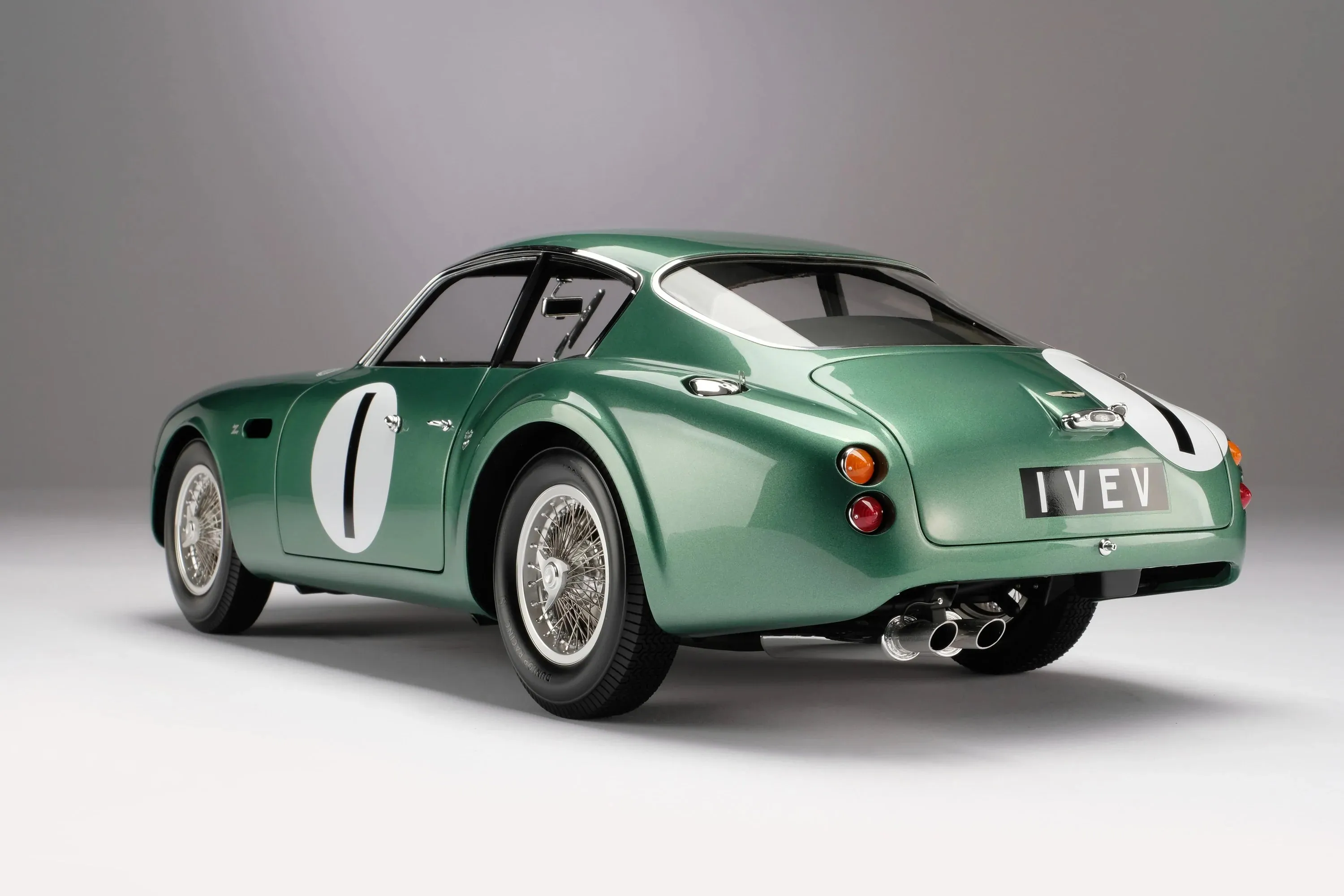 Amalgam Collection Aston Martin DB4 GT Zagato - 1961 Goodwood TT - Salvadori 1:8 Scale Model Car