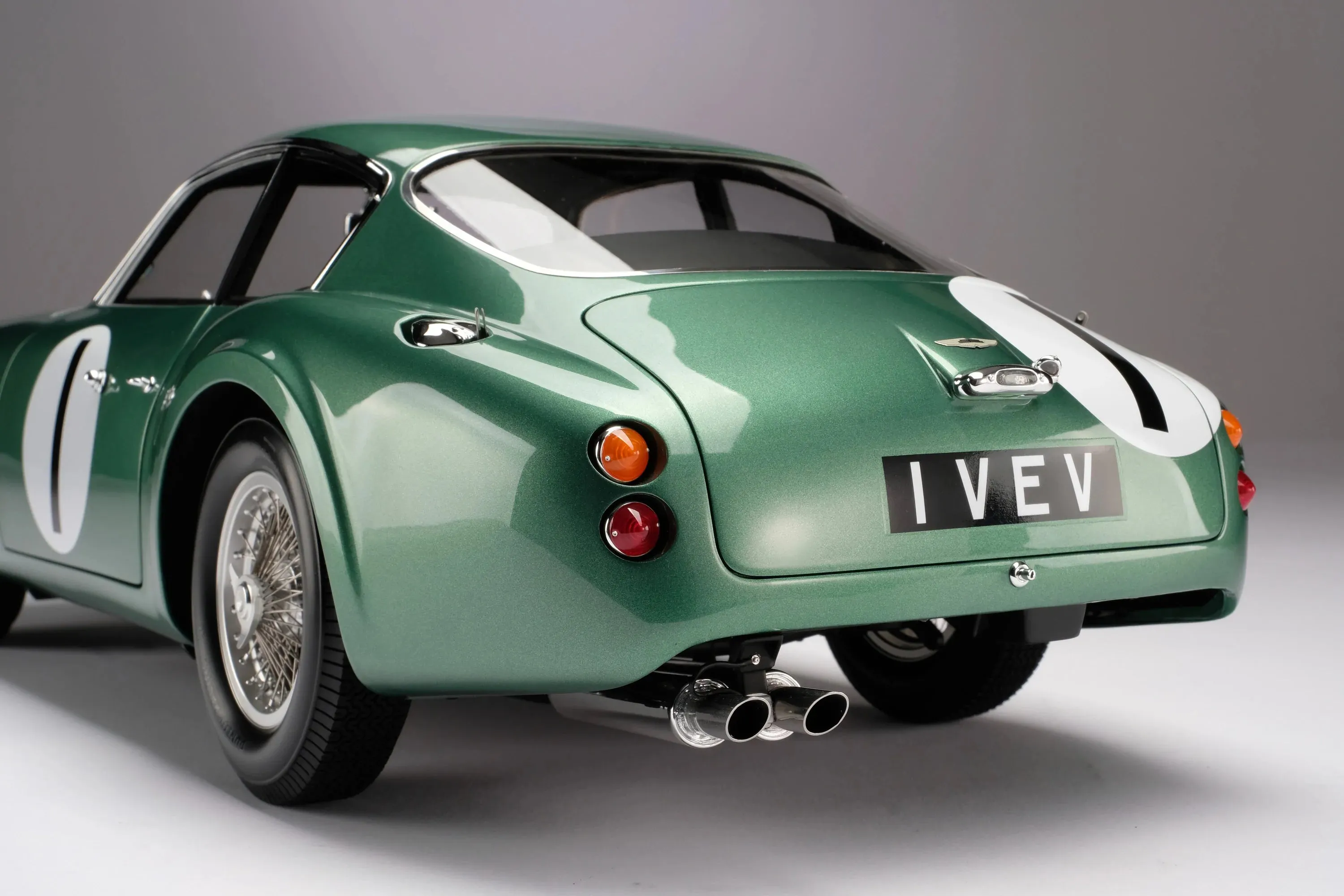 Amalgam Collection Aston Martin DB4 GT Zagato - 1961 Goodwood TT - Salvadori 1:8 Scale Model Car