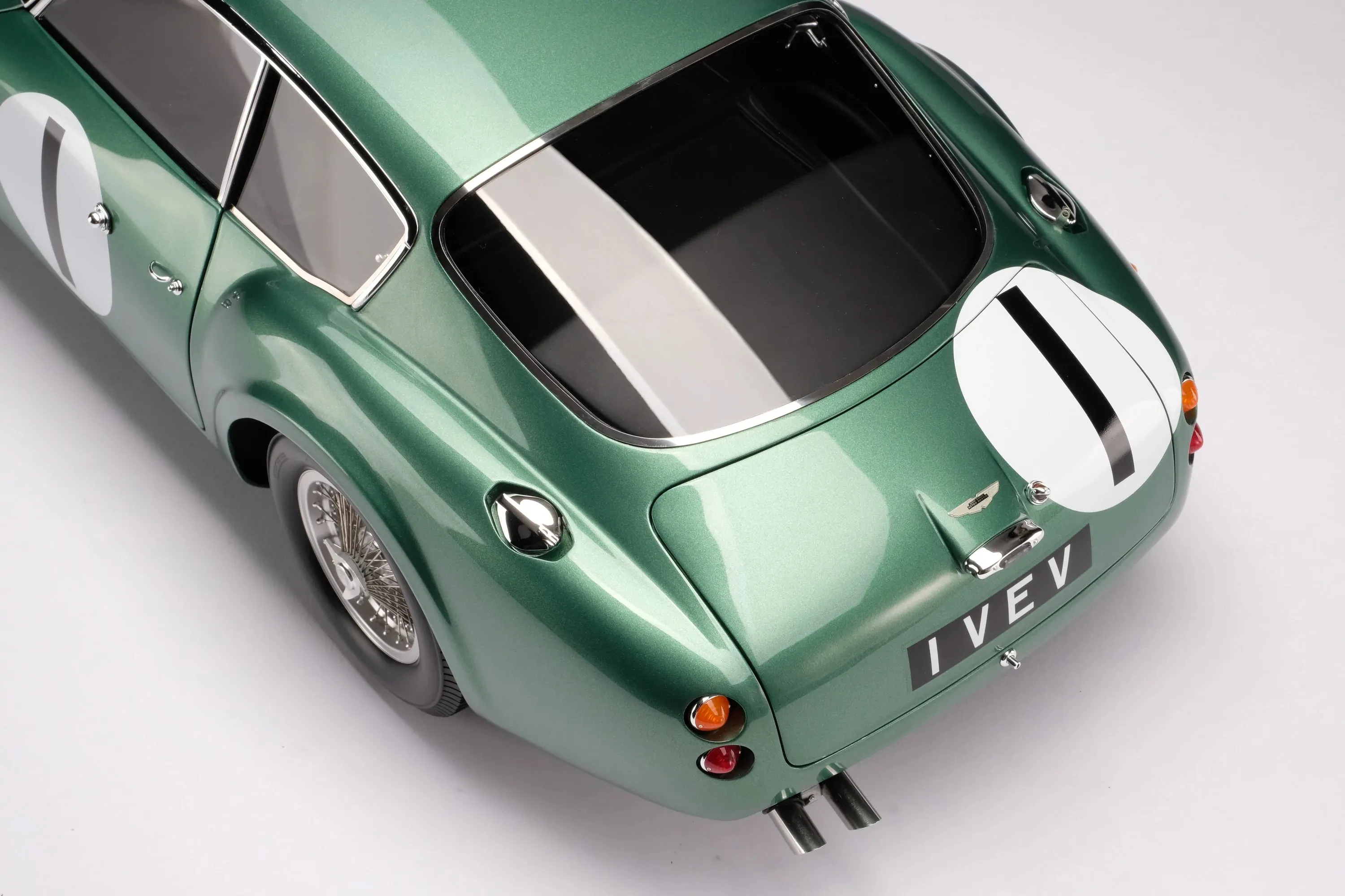 Amalgam Collection Aston Martin DB4 GT Zagato - 1961 Goodwood TT - Salvadori 1:8 Scale Model Car