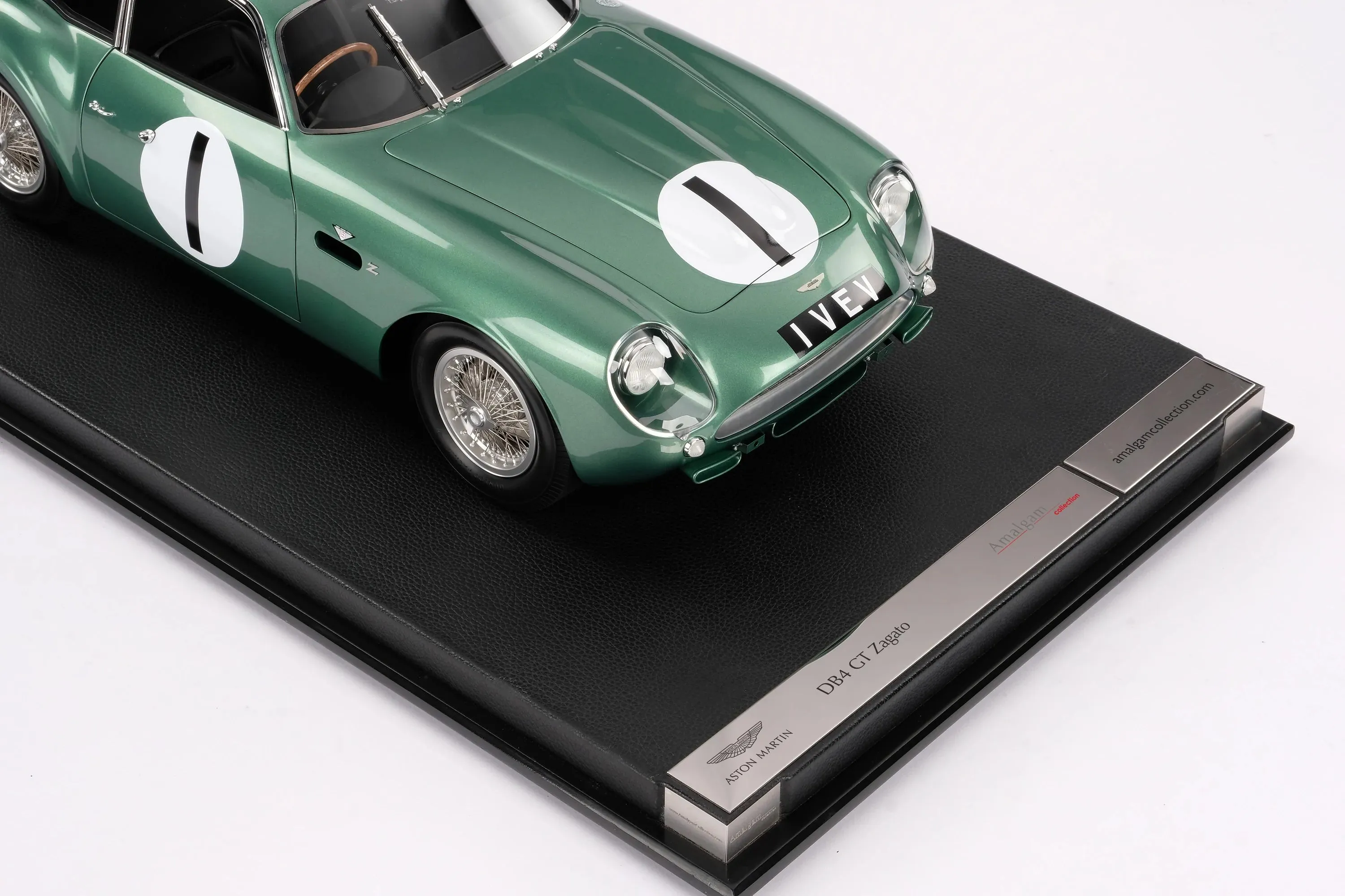 Amalgam Collection Aston Martin DB4 GT Zagato - 1961 Goodwood TT - Salvadori 1:8 Scale Model Car