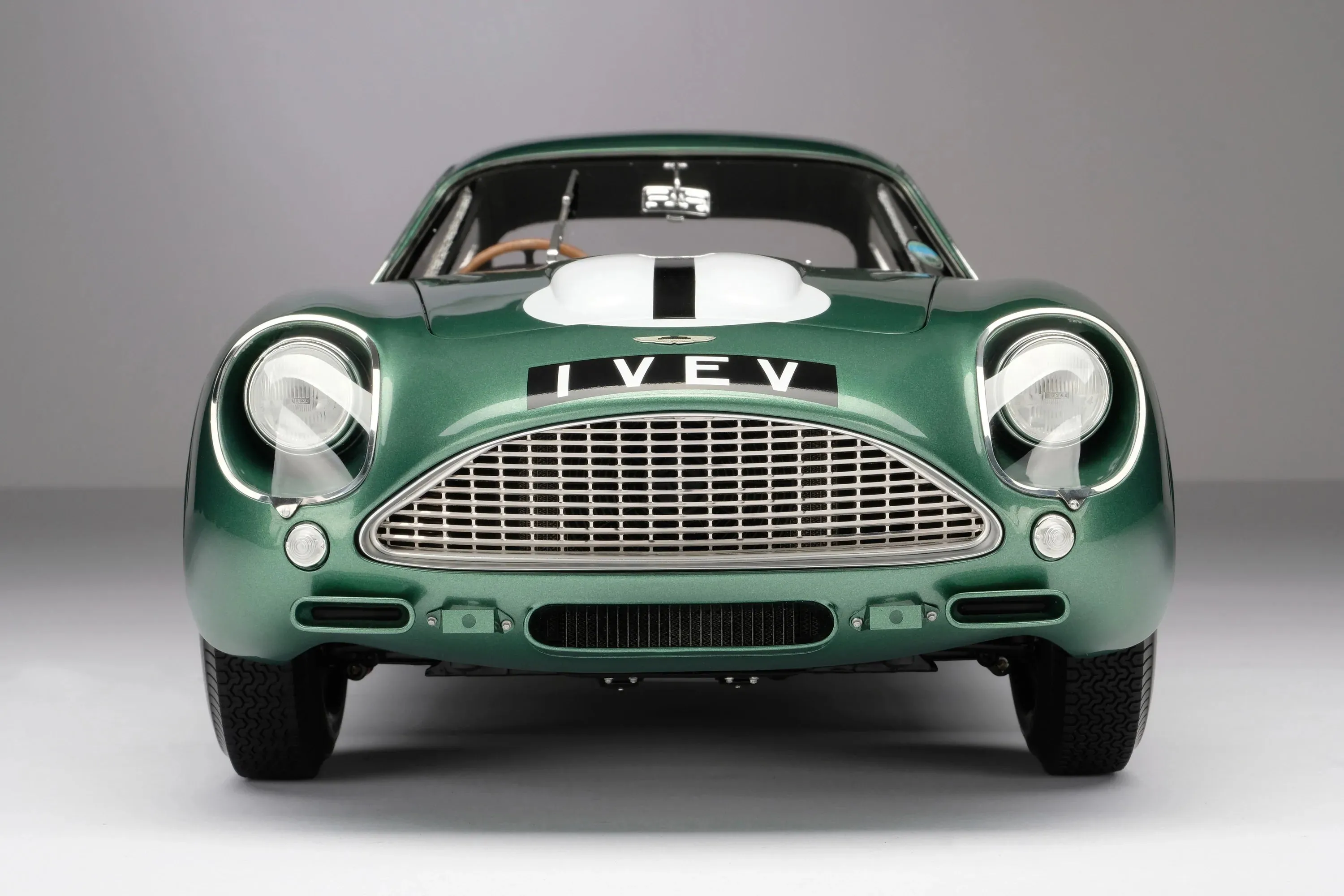 Amalgam Collection Aston Martin DB4 GT Zagato - 1961 Goodwood TT - Salvadori 1:8 Scale Model Car