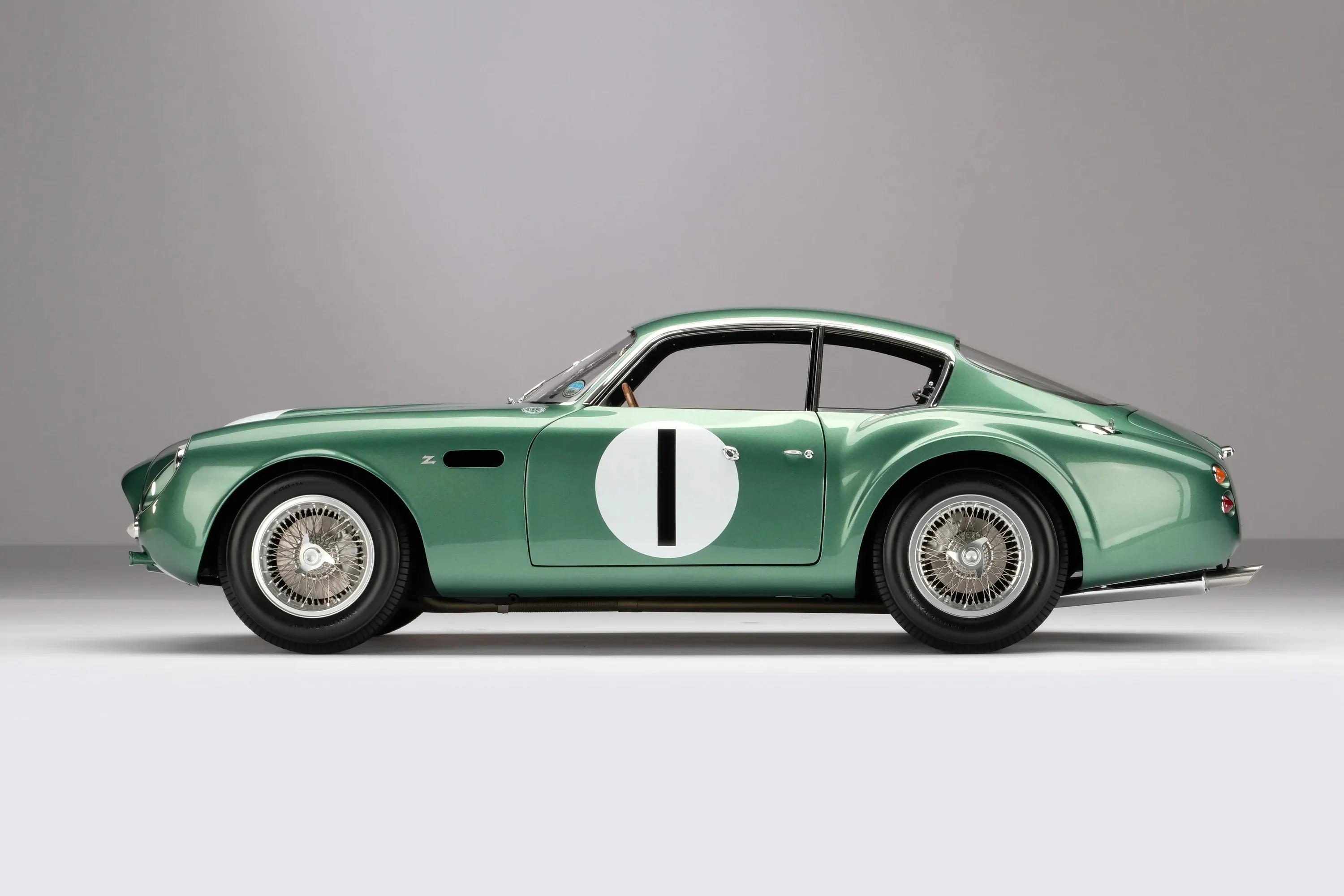 Amalgam Collection Aston Martin DB4 GT Zagato - 1961 Goodwood TT - Salvadori 1:8 Scale Model Car