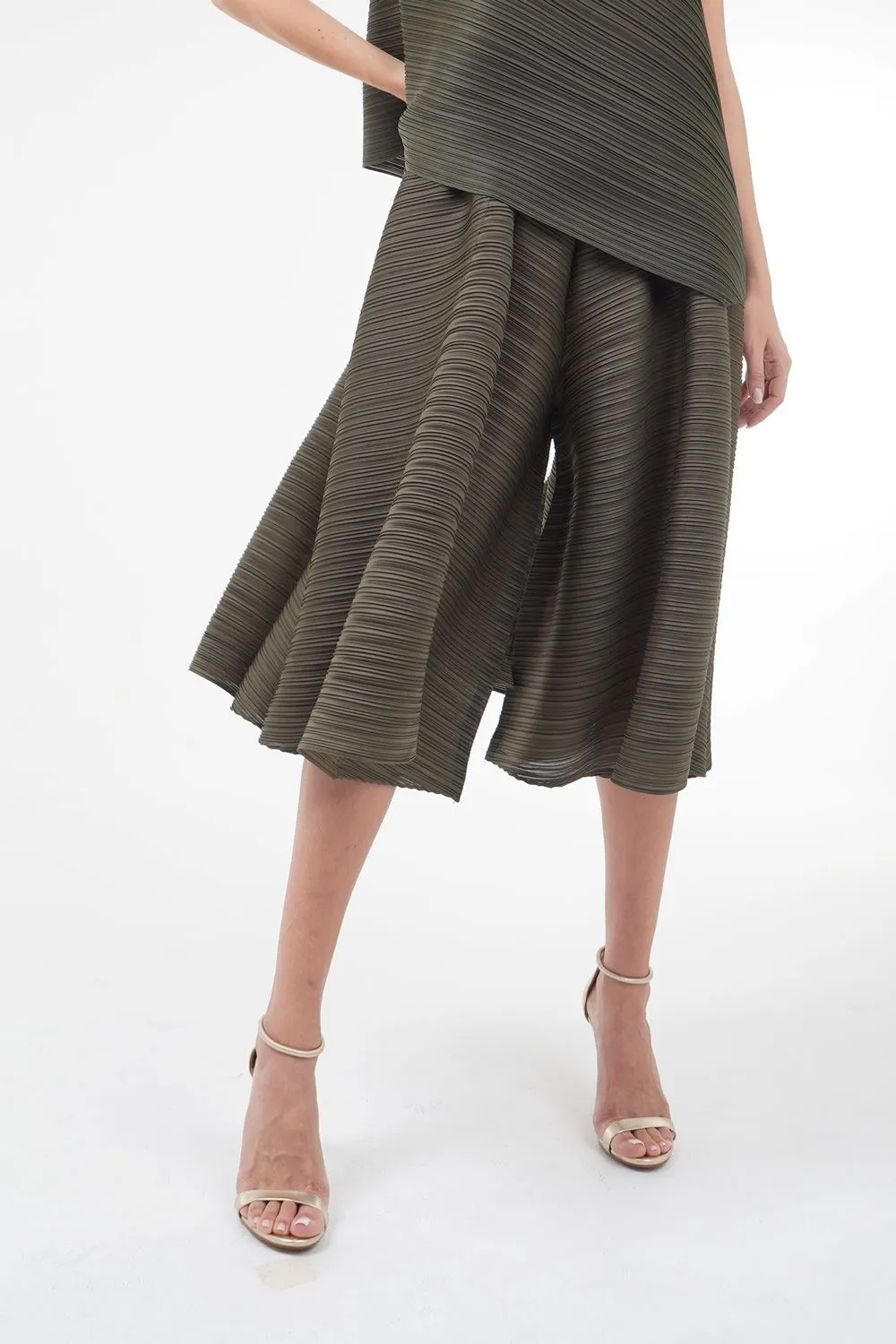 Patrizia Layered Pleated Pants with Three-Quarter Length